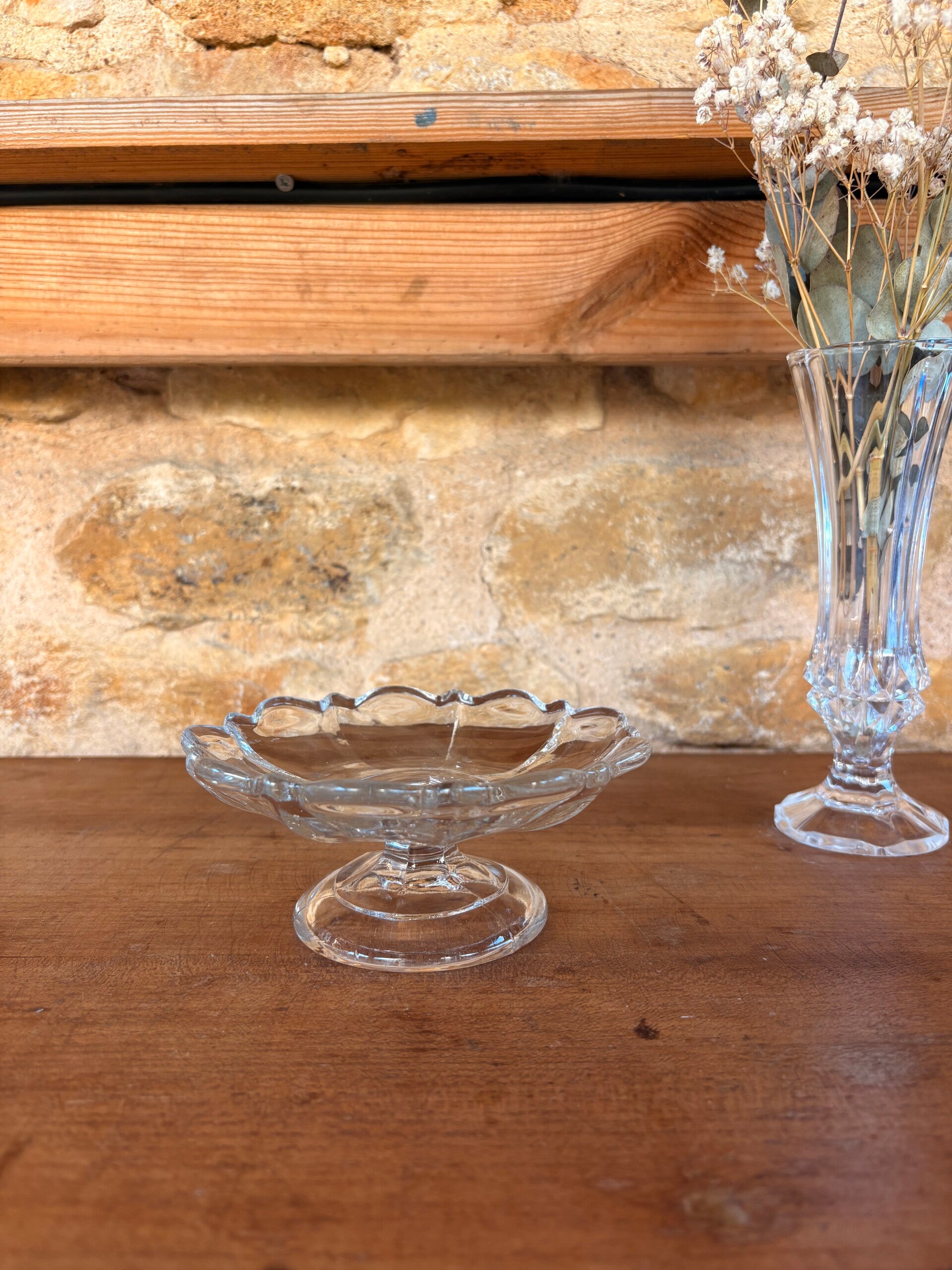Petite coupe ancienne sur pied en verre