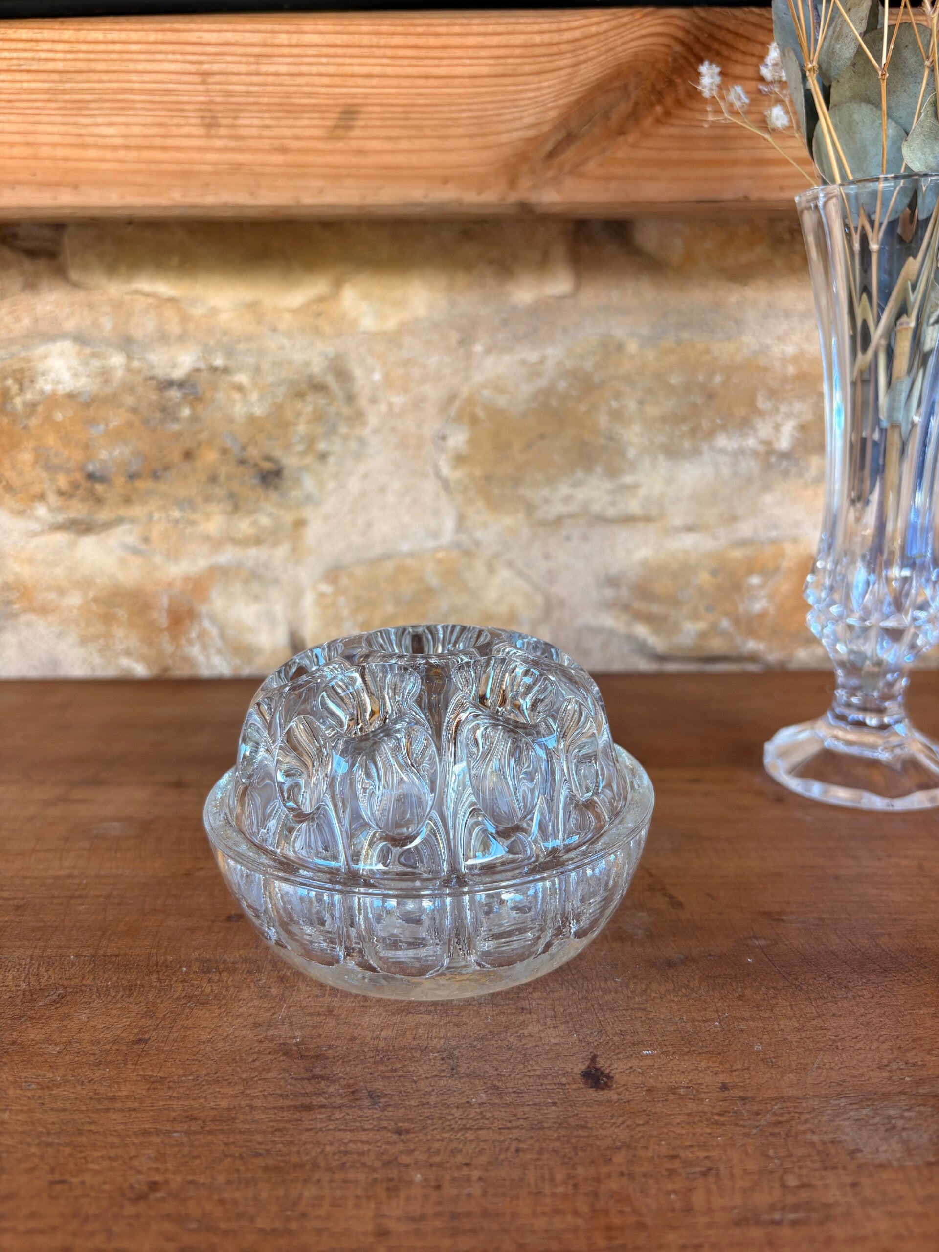 Pique-fleurs ancien en verre moulé