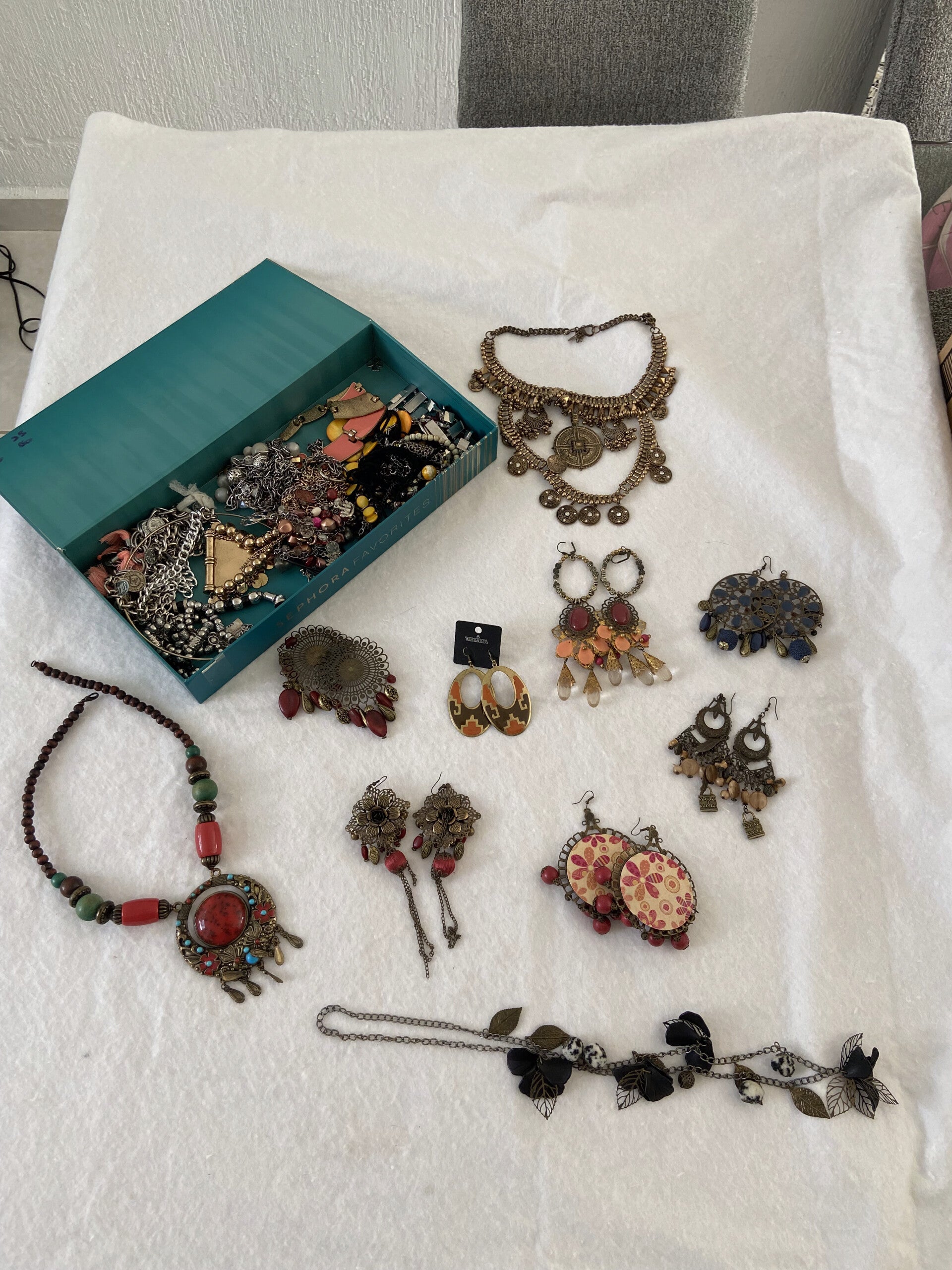 Variedad de Aretes y Collares