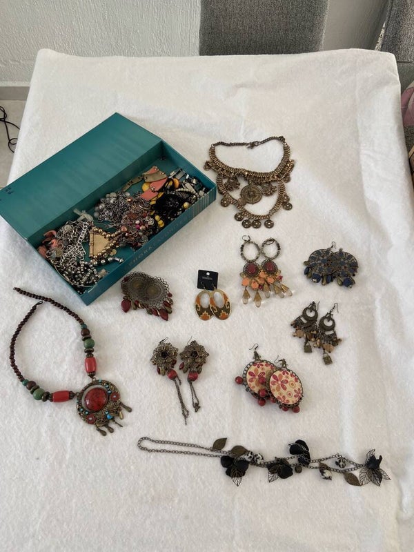 Variedad de Aretes y Collares