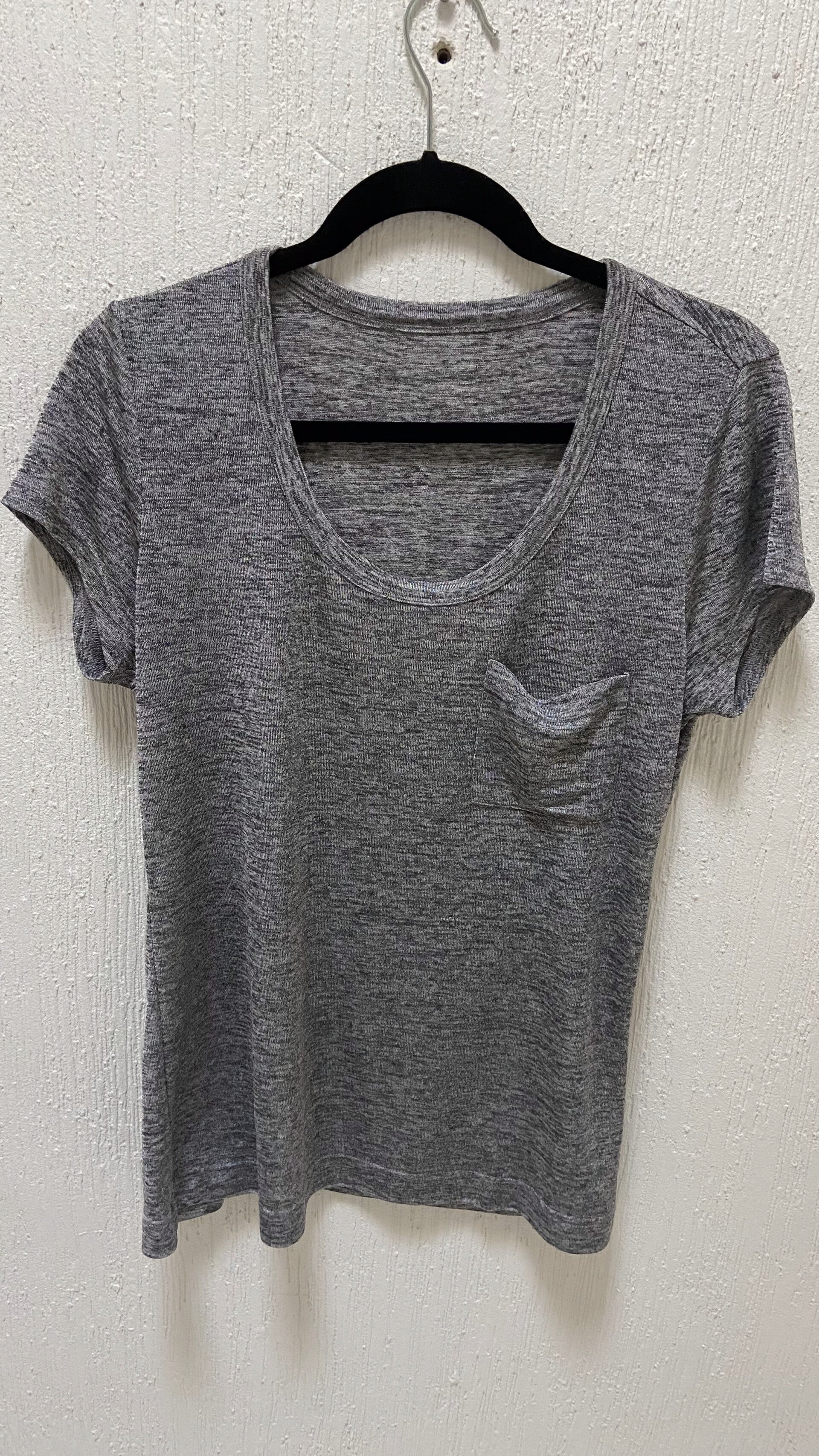 Playera gris con bolsillo