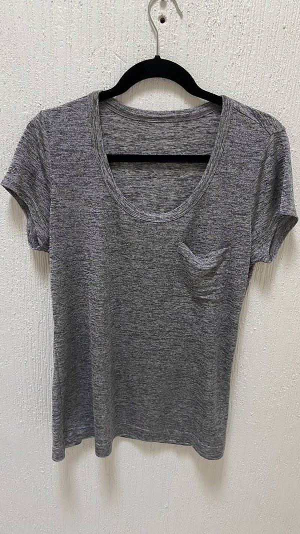 Playera gris con bolsillo