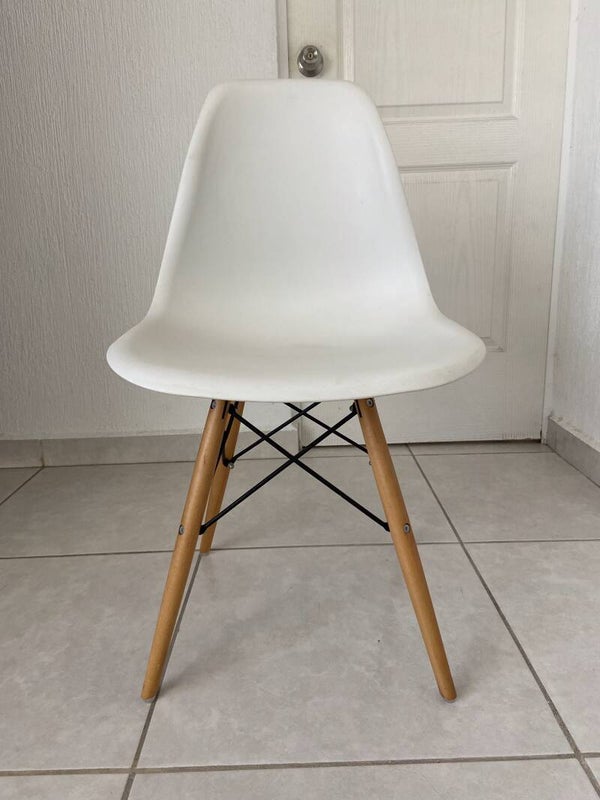 Sillas estilo Eames blanca (3 disponibles)
