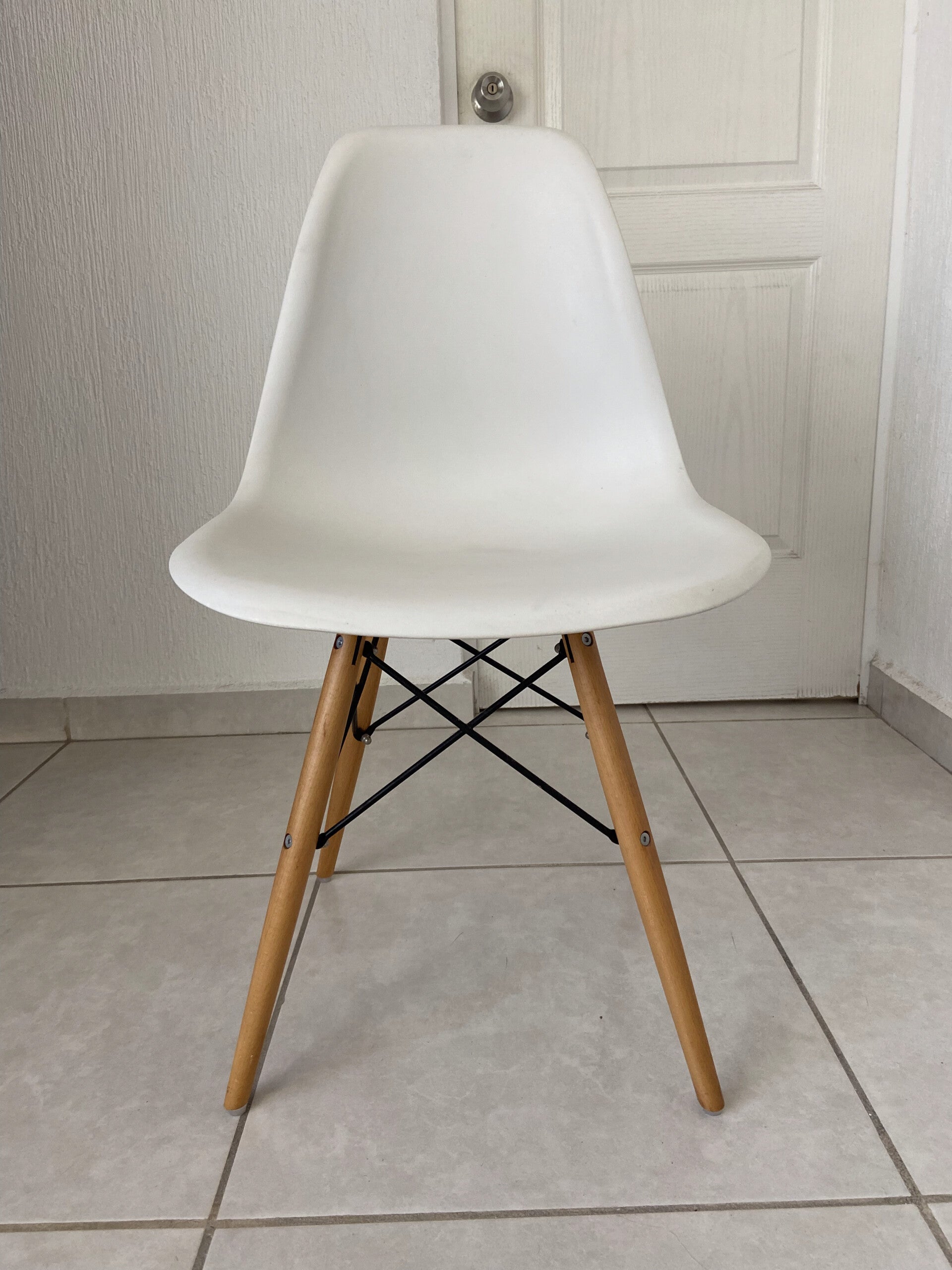 Sillas estilo Eames blanca (3 disponibles)
