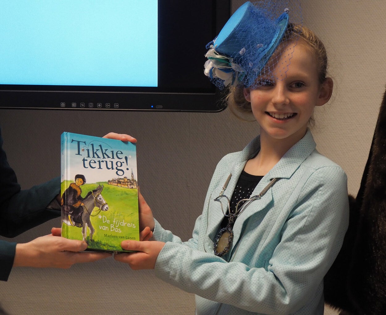 De Goudse kinderburgemeester nam het eerste exemplaar van 'Tikkie terug!' in ontvangst
