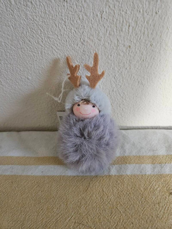 Jongetje in rendieren pak