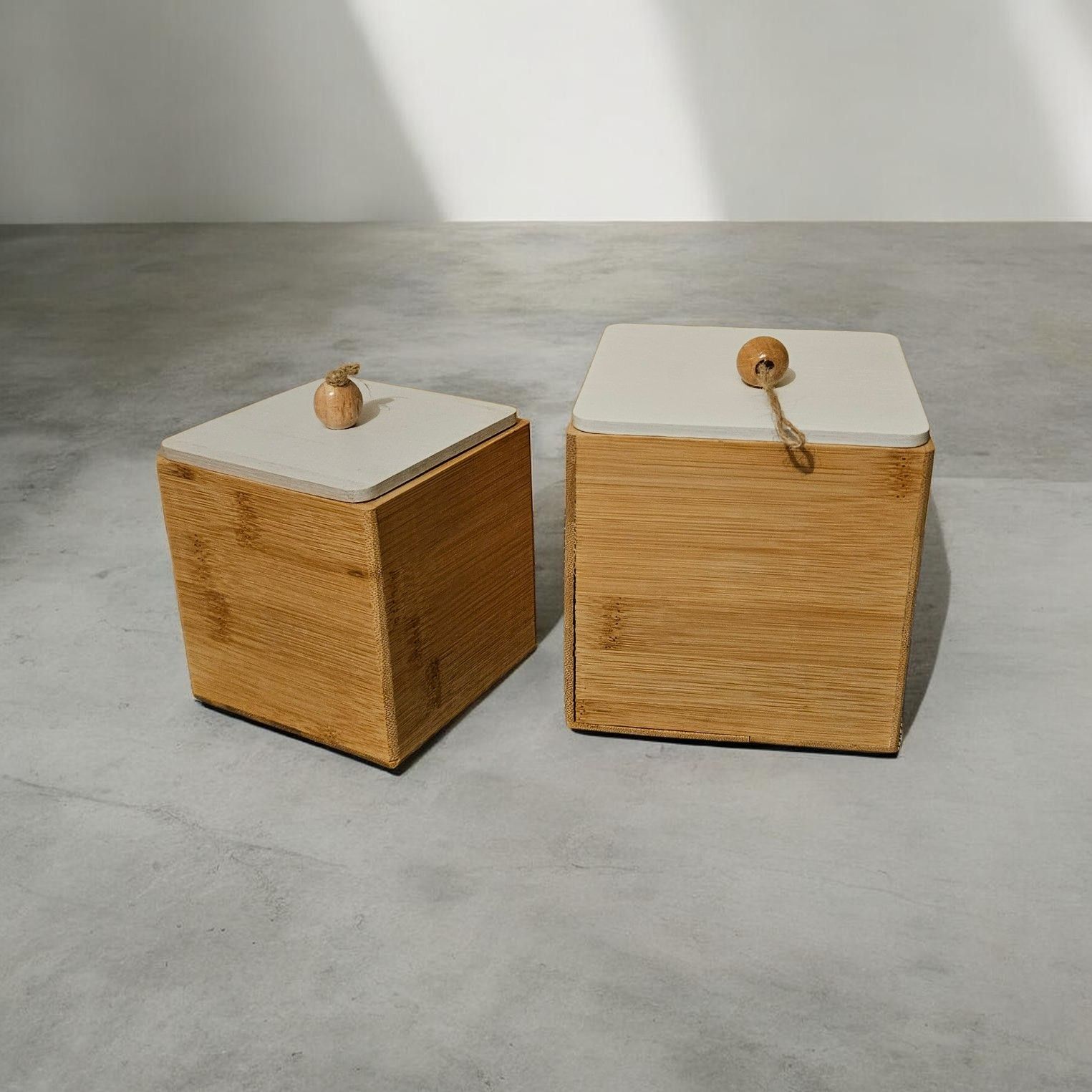 Unieke Set van Twee Bamboe Opbergboxen met Witte Deksels