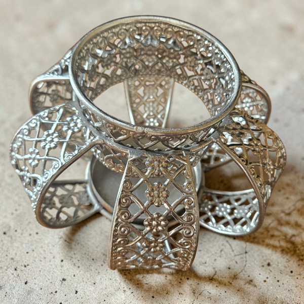 Zilverkleurige Kaarsenhouder met Filigraanpatroon