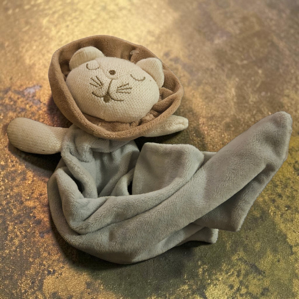 Lief & Zacht: Gebreid Leeuwtje Knuffeldoekje – Blauw/Beige