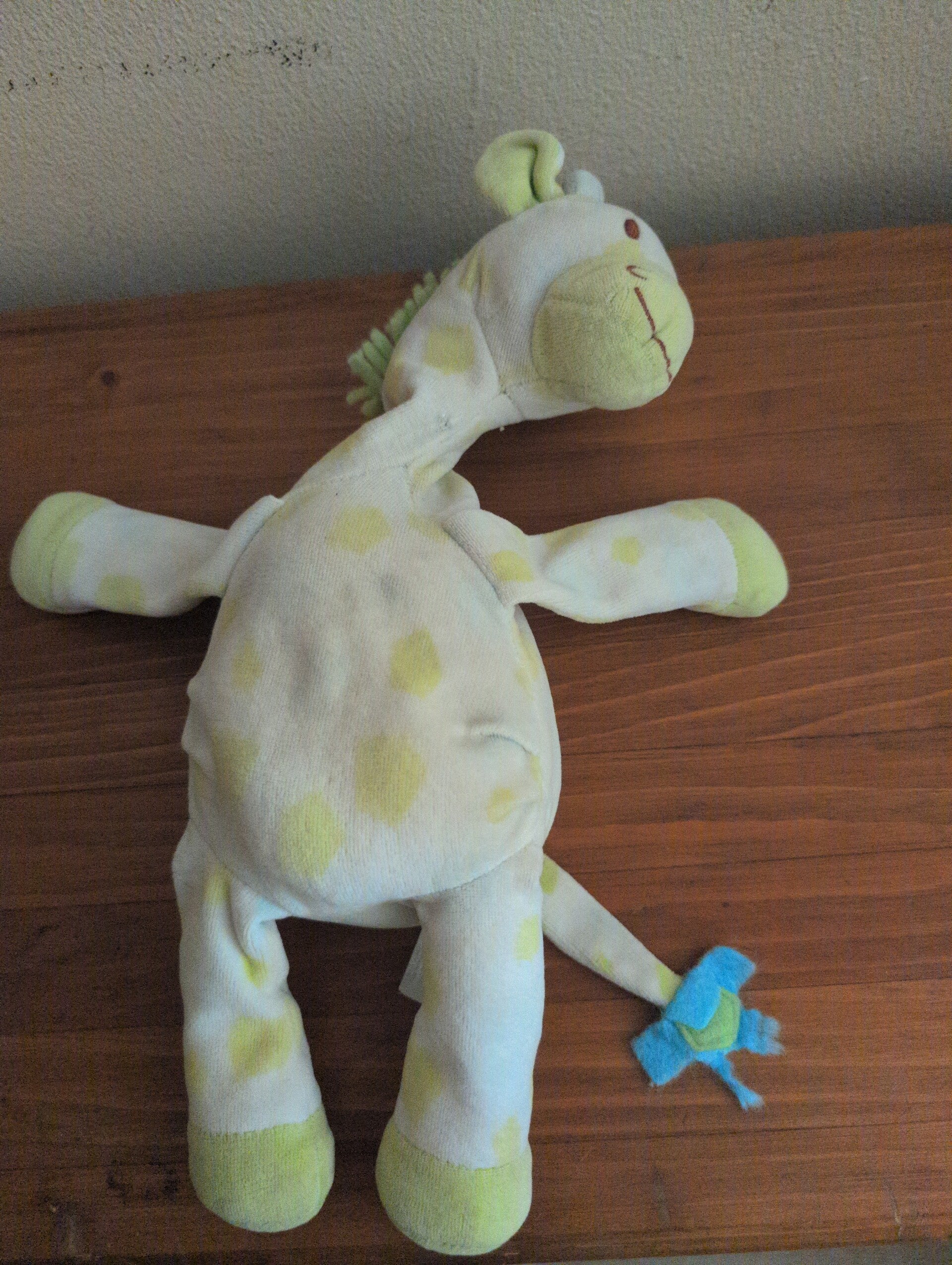 Zachte Pluche Giraffe – Wit met Lichtgroene Vlekken & Kleurrijke Staart