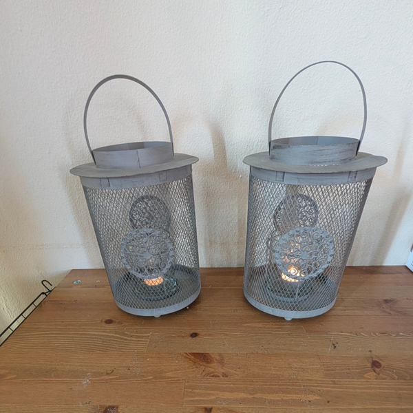 Set van Twee Industriële Lantaarns met Ornament