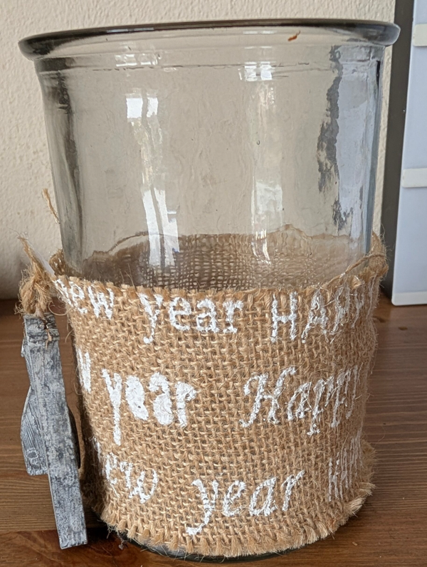 Glazen vaas met jute hoes en houten gelukswens-hangers