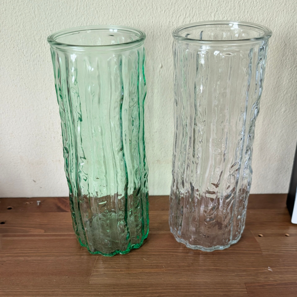 Set van 2 glazen vazen met reliëf – 23 cm