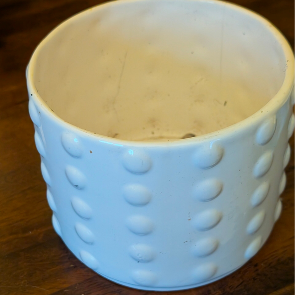 Plantenpot met reliëf.