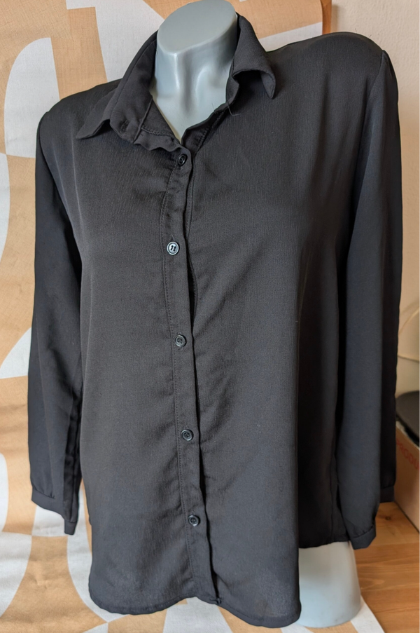 Zwarte blouse met knopen en subtiele textuur Maat L