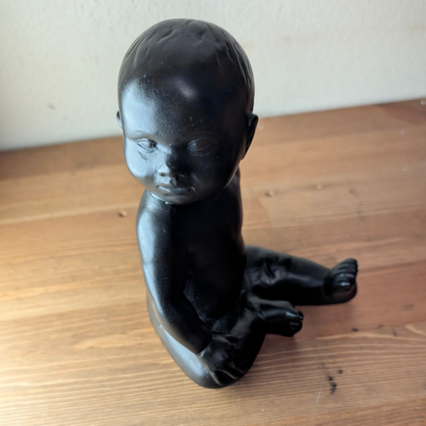 Beeldje zittende Baby 17 cm