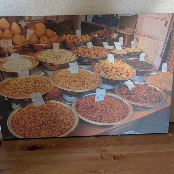 Canvas schilderij met noten- en specerijenmarkt (60x40 cm)