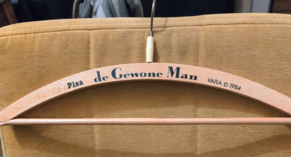 Houten kledinghanger Pisa de Gewone Man Vara 1984