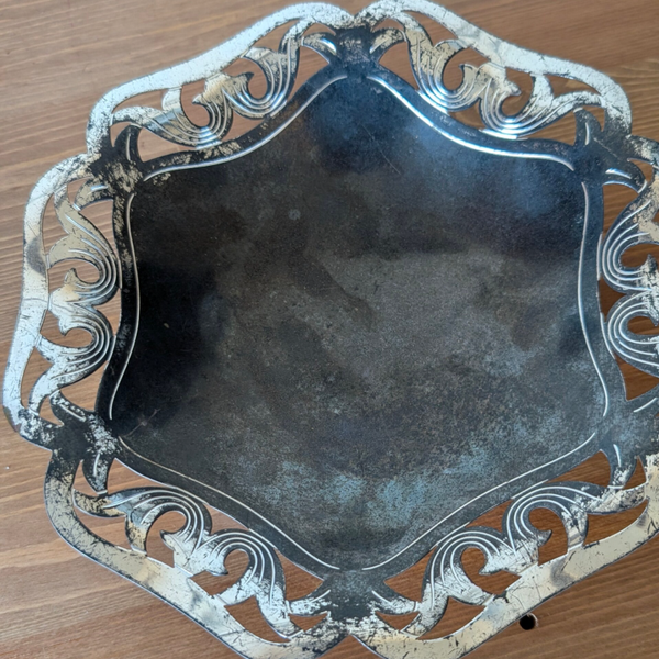 WMF schaaltje op pootjes – verzilverd messing met uniek doorleefd karakter (20 x 4 cm)