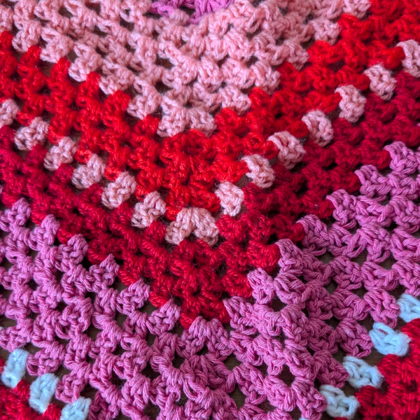 Sjaal Rood/Roze. Grof gehaakt