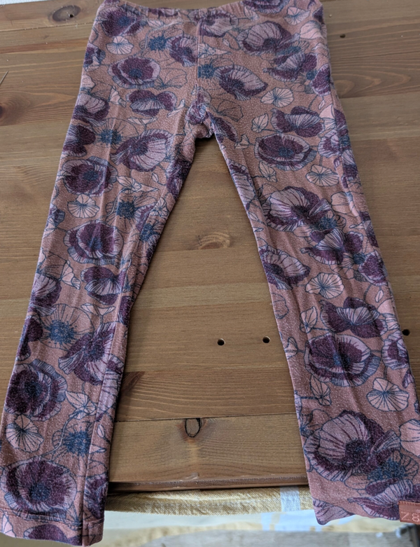 Z8 legging broekje bloemenprint maat 98 gedragen staat