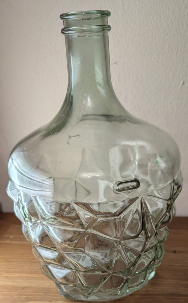 Glazen fles met geometrisch reliëf ca. 25 cm