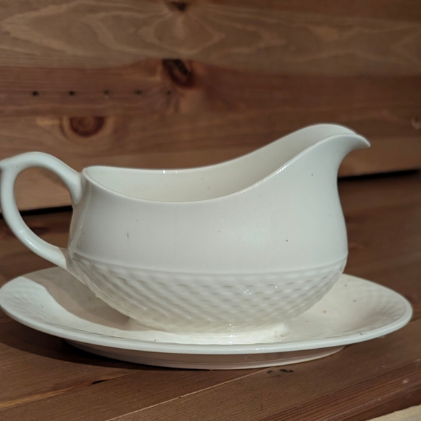 Witte sauskom met vaste schotel en schenktuit 23 cm