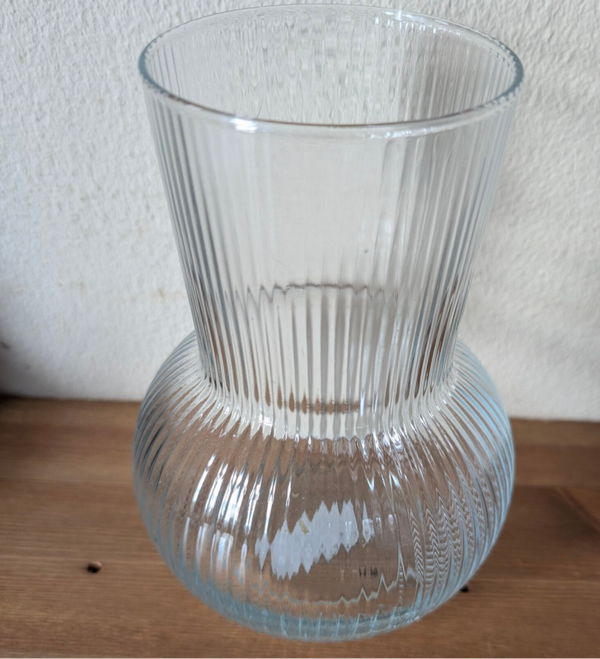 Geribbelde glazen vaas met blauwe gloed - 17 cm