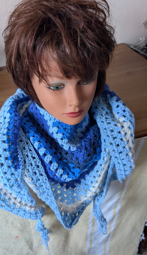 Sjaal in verschillende Blauwtinten. Grof gehaakt