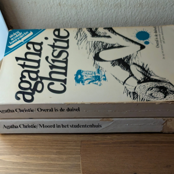 Boekenduo: Overal is de duivel & Moord in het studentenhuis - Agatha Christie