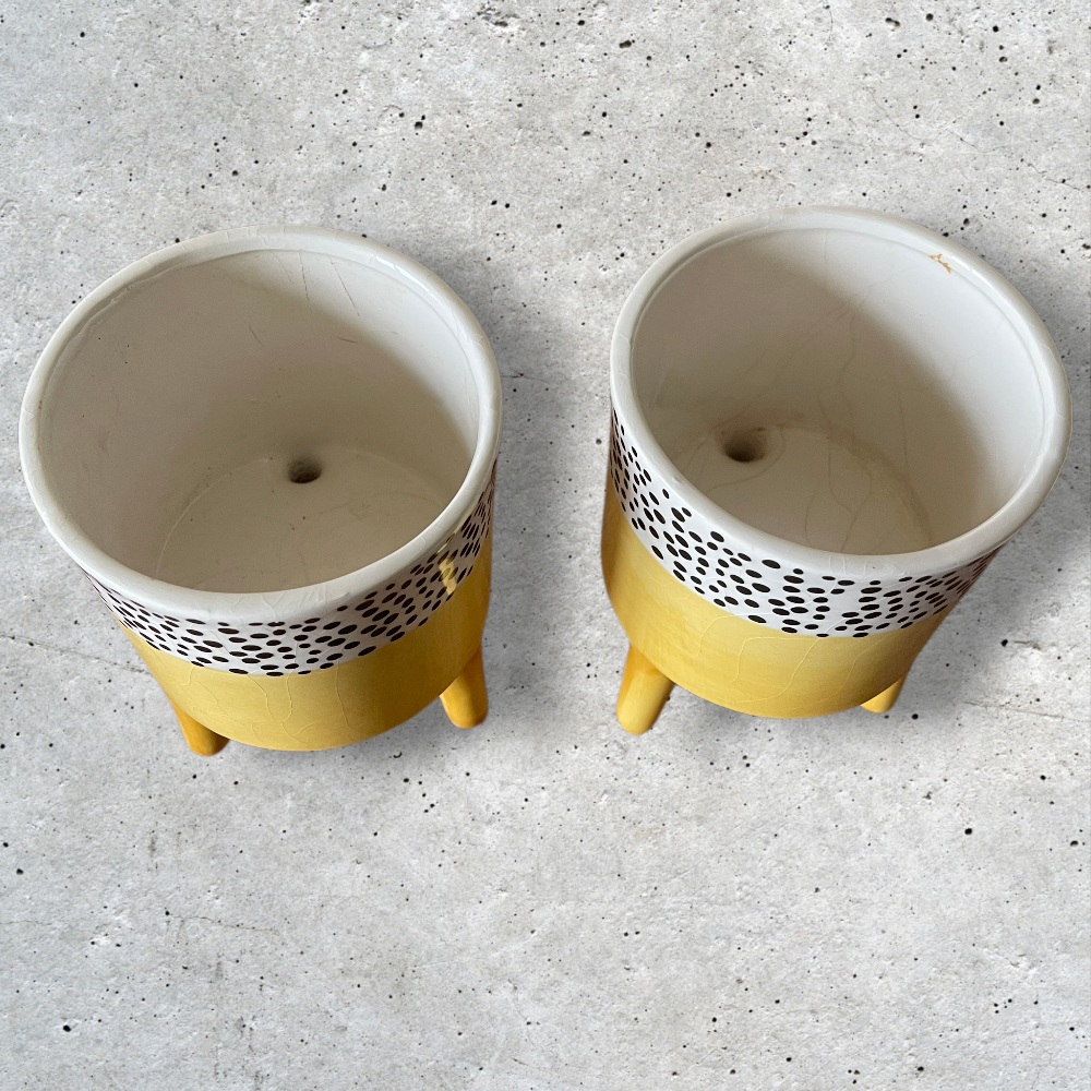 Set van 2 Gele Keramieken Bloempotten op Pootjes – Modern Dotty Design