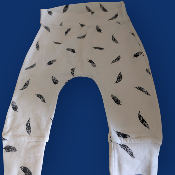 Broekje met verenprint binnenbeenlengte 15 cm