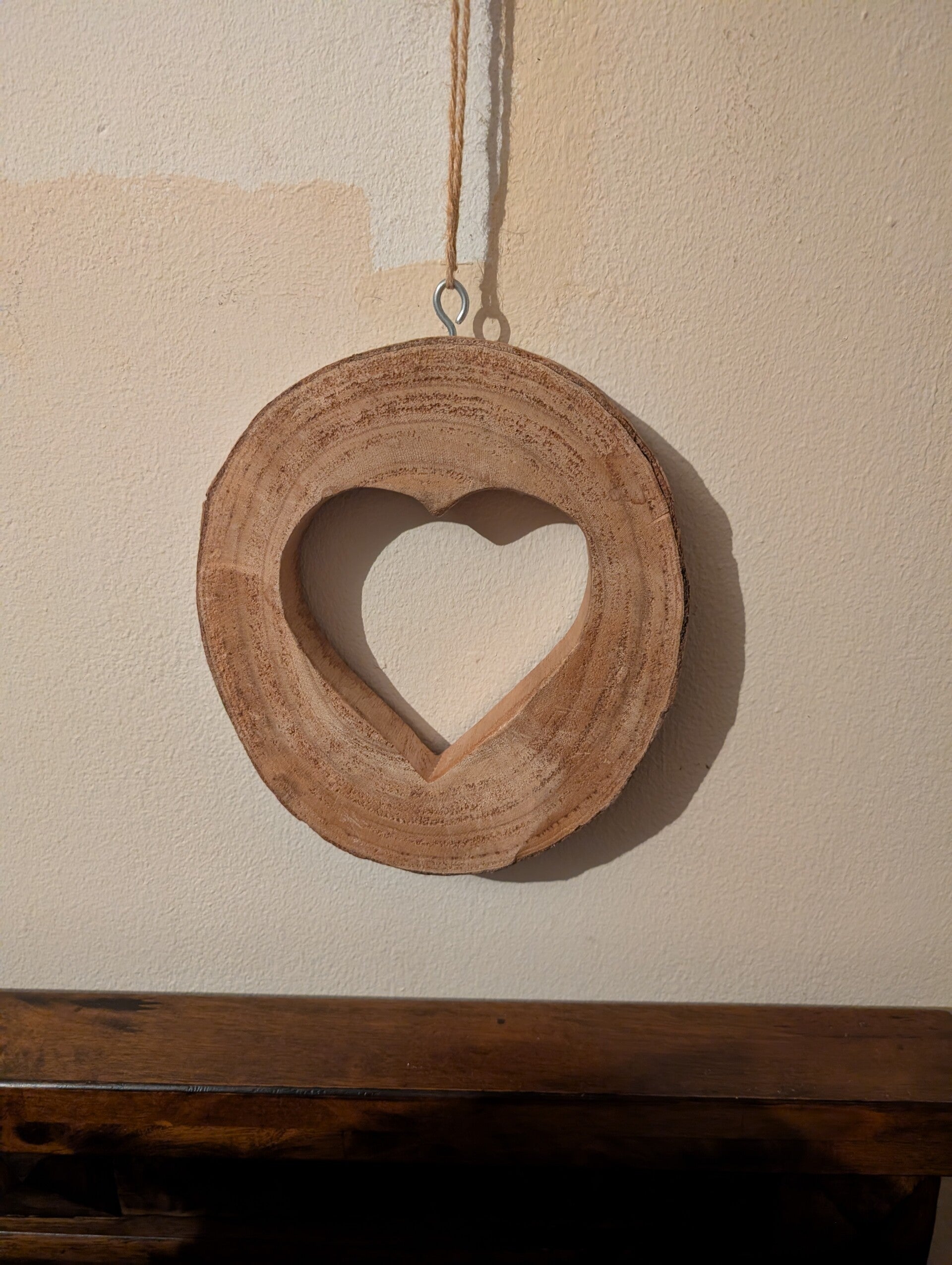Rustieke houten hanger hart – Boomschijf decoratie met jute touw