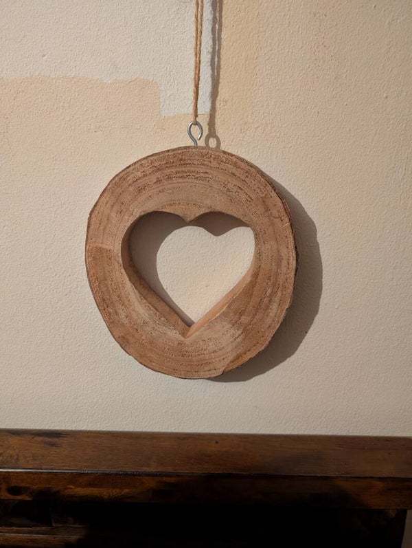 Rustieke houten hanger hart – Boomschijf decoratie met jute touw