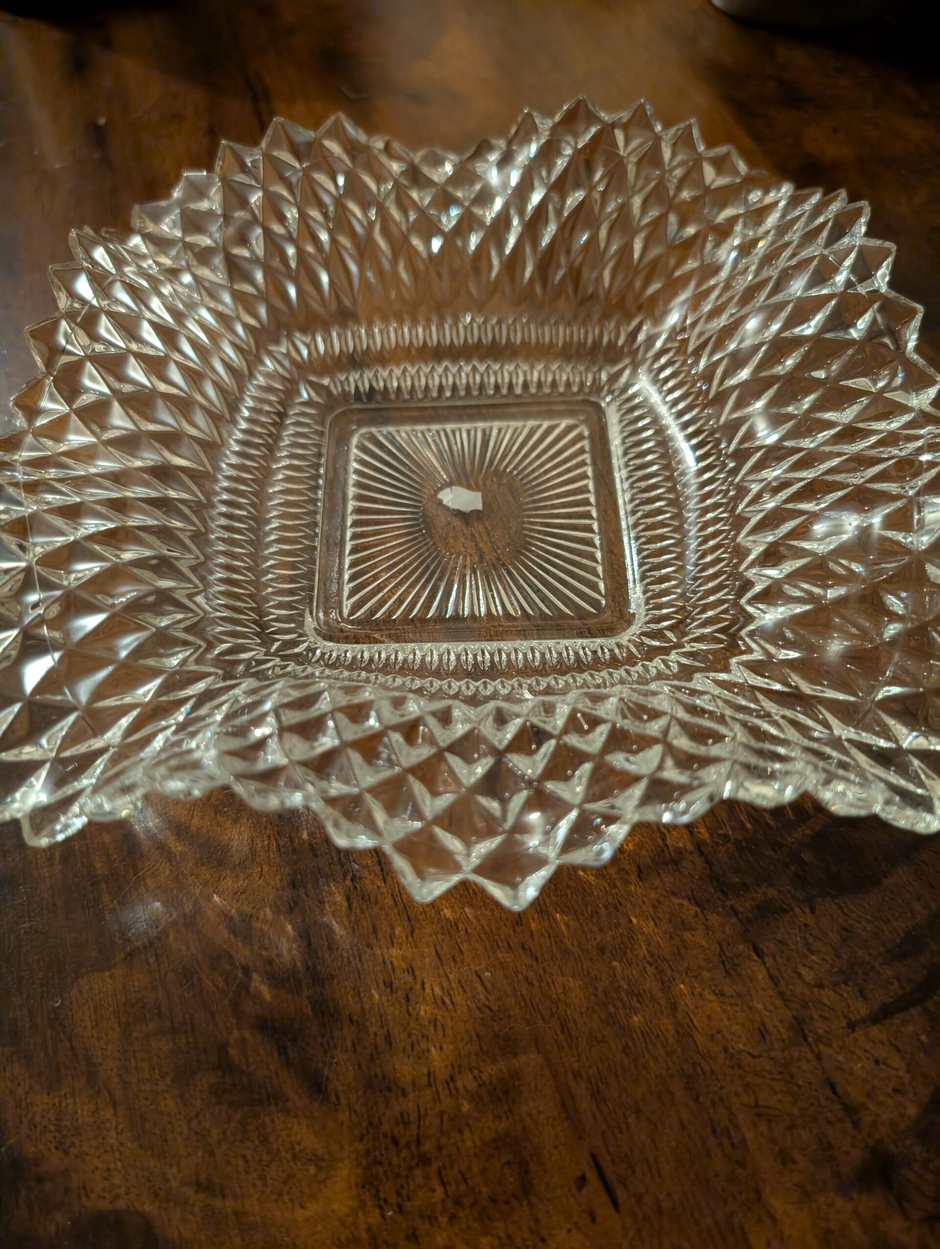 : Vintage glazen schaal 17x17 cm – Vierkant persglas met ruitreliëf