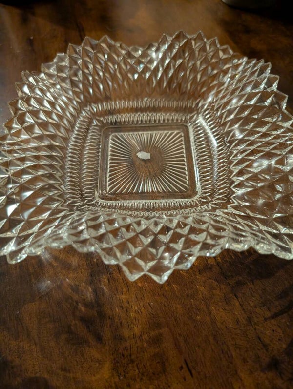 : Vintage glazen schaal 17x17 cm – Vierkant persglas met ruitreliëf