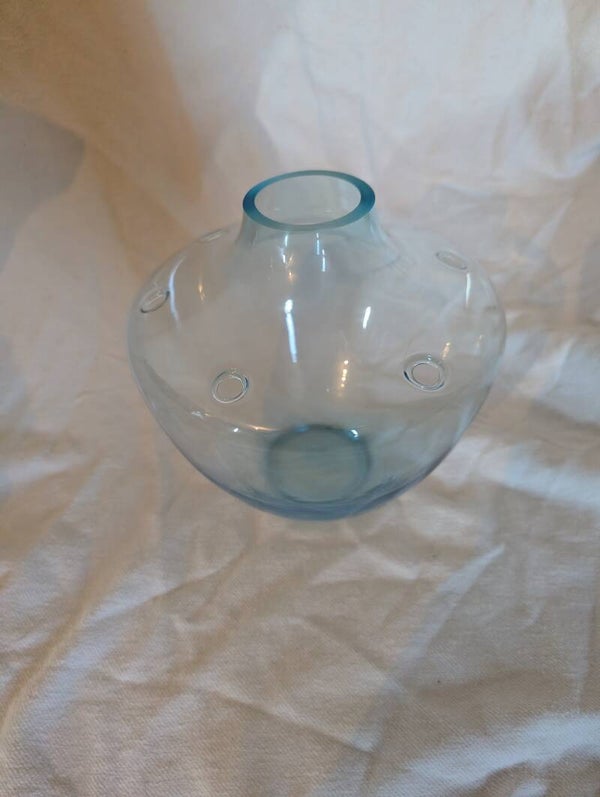 Plukvaas blauwgetint glas met openingen