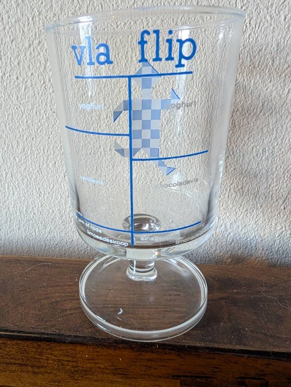 Vlaflip glas op voet met maataanduiding - vintage