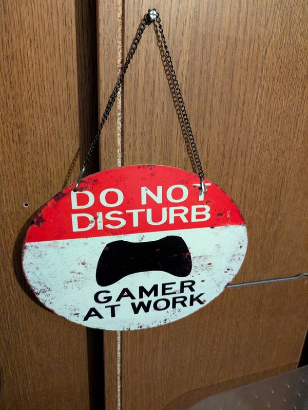 Metalen bord Do Not Disturb Gamer At Work met ketting