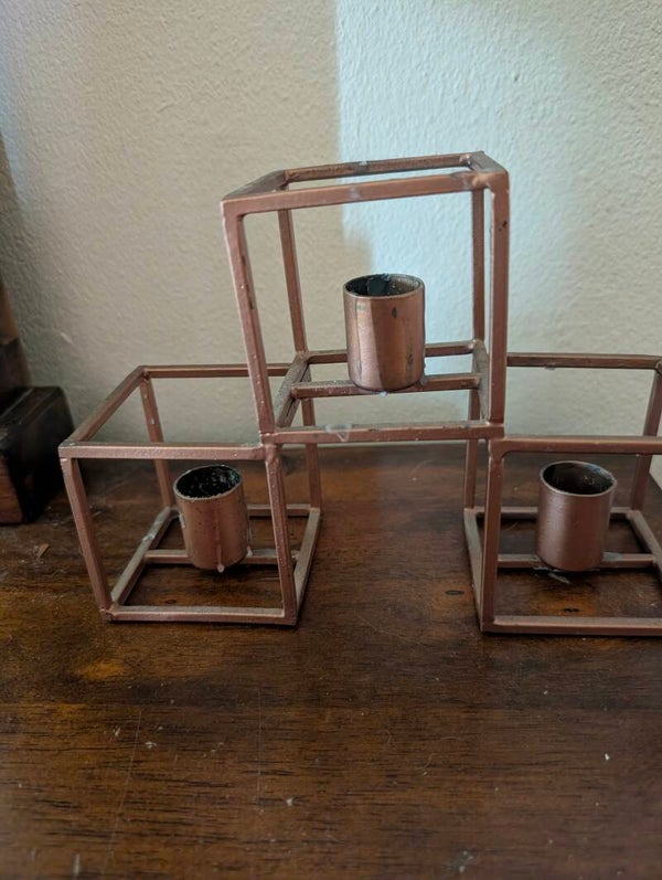Kandelaar geometrisch koperkleurig metaal 3-vak 20x14 cm