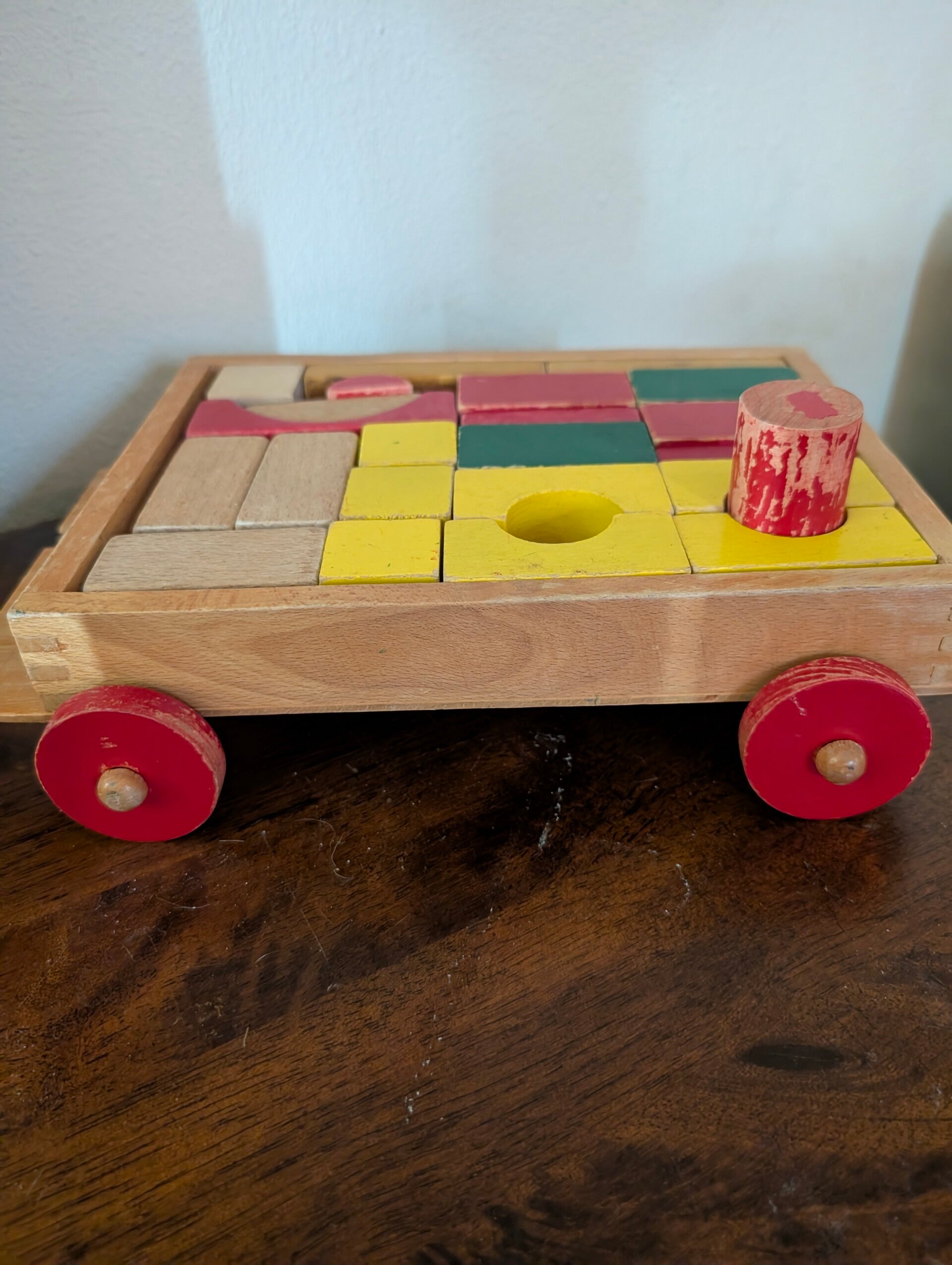 Houten blokkenkar vintage met gekleurde bouwblokken