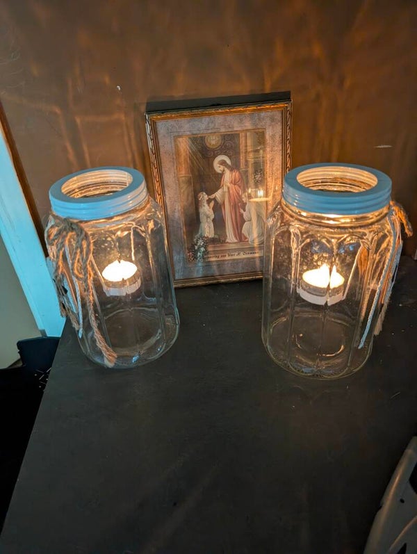 Set van 2 glazen waxinelichthouders detaill:  Hoogte: 24 cm