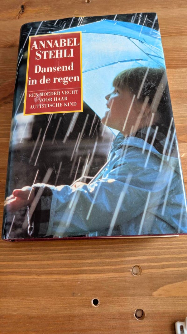 Boek: Dansend in de regen - Annabel Stehli