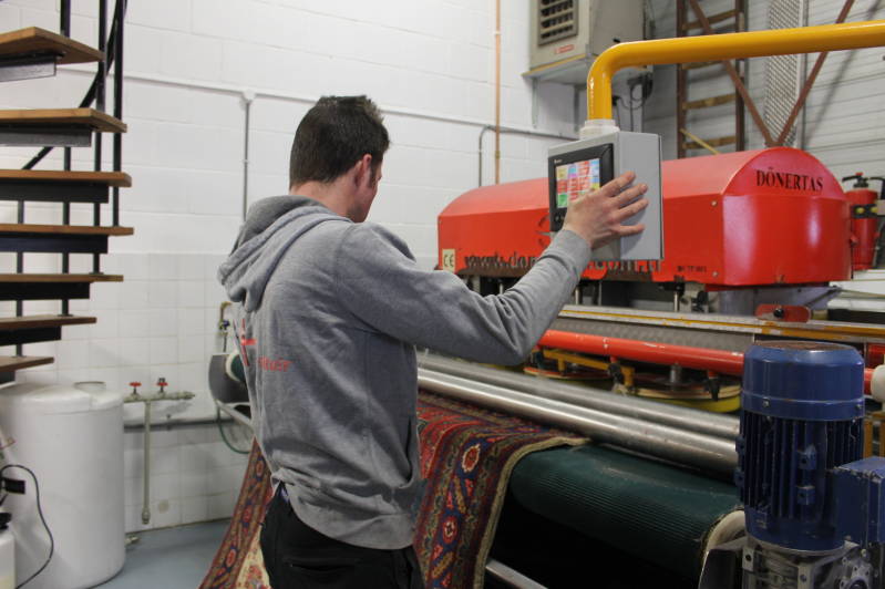 Professional rug cleaning services. Washing rugs with our special equipment Tapijtreiniging NH