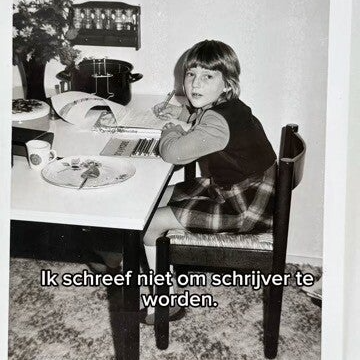 Linda van Butselaar, klein kind schrijvend aan tafel.