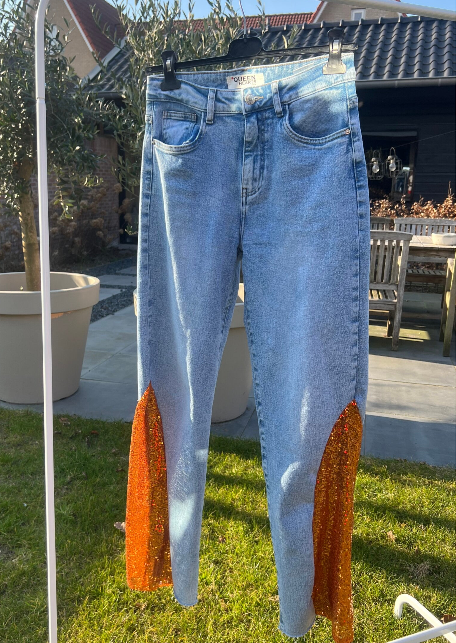 Jeans met oranje pailletten