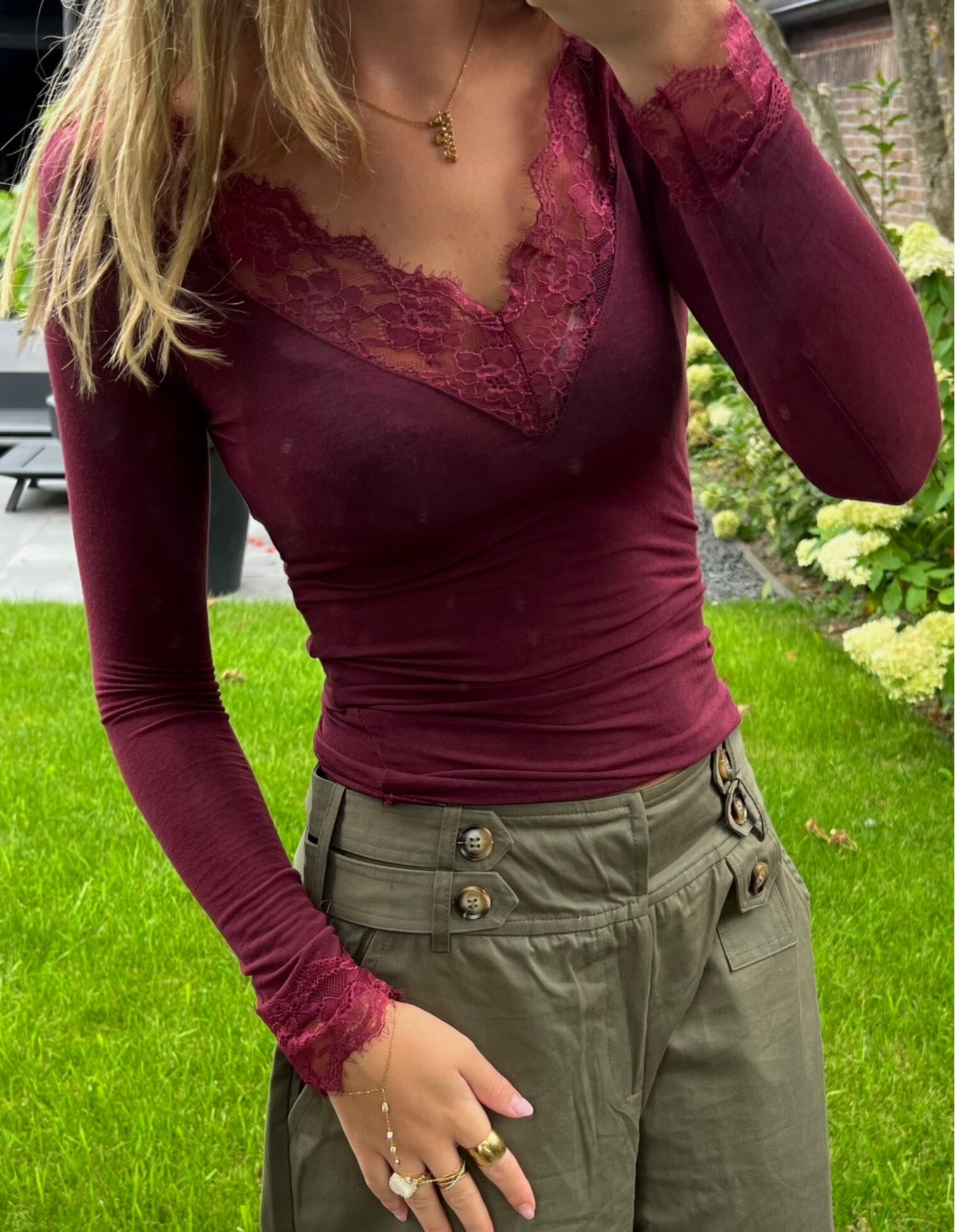 Cashmere v-hals longsleeve met kant Bordeaux