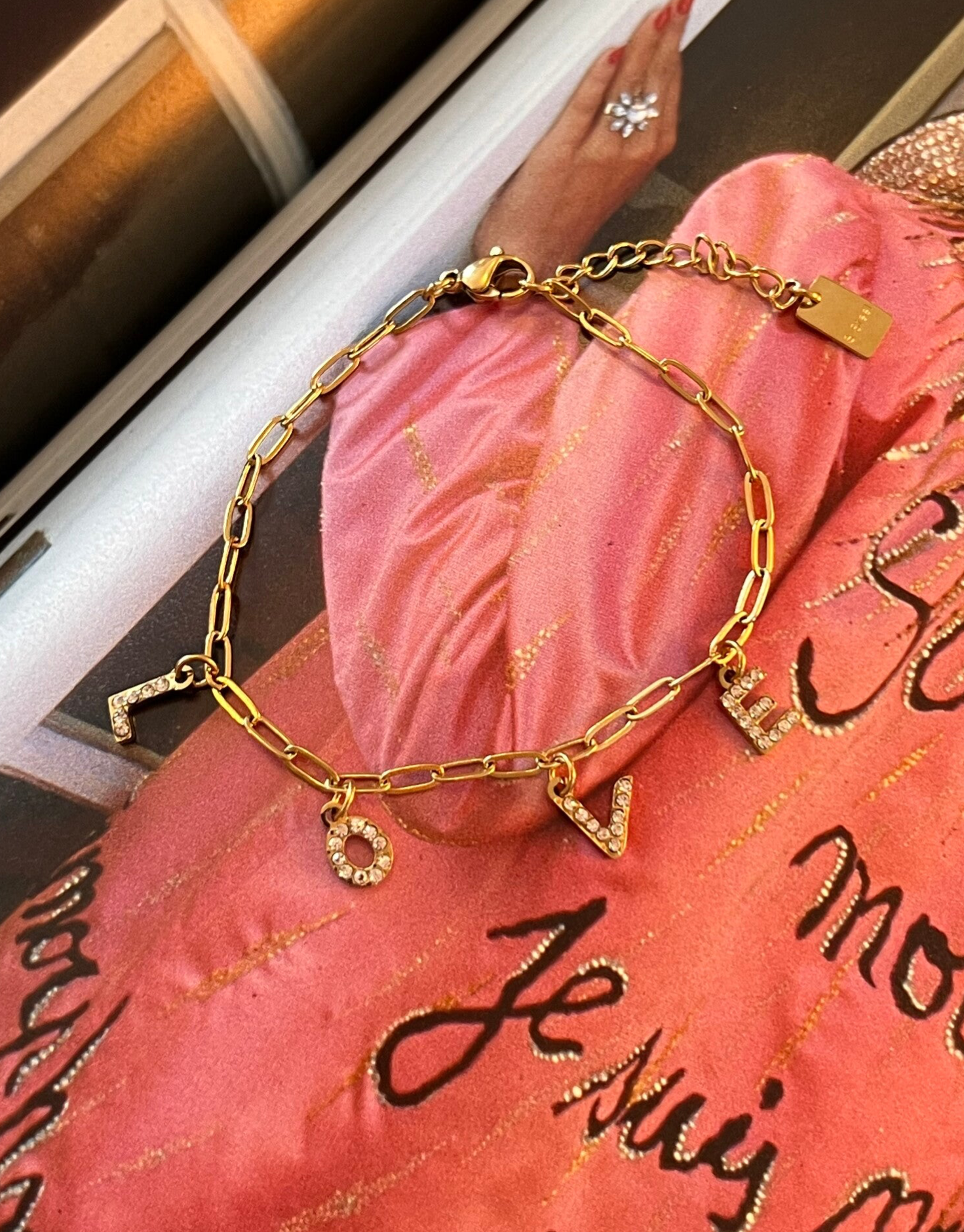 LOVE armband A12 Goud