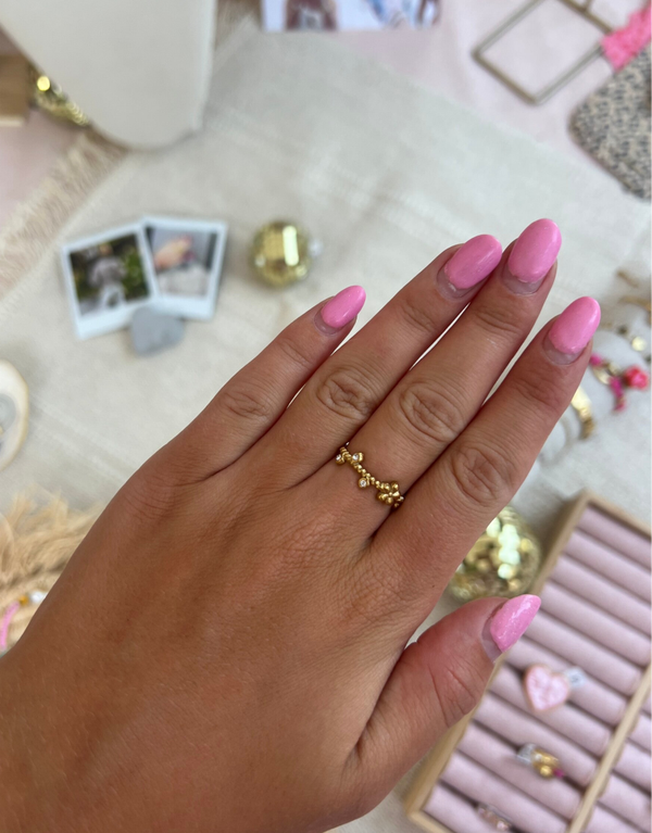 Sierlijke ring bloemetjes en steentjes