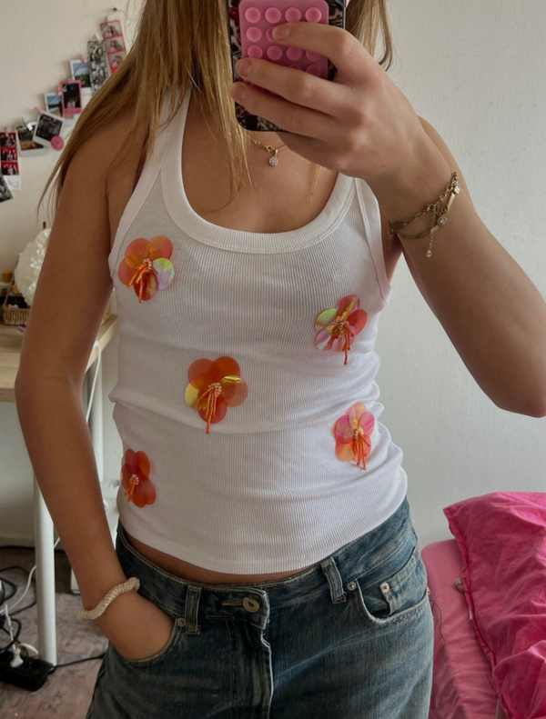 Tanktop met oranje bloemen